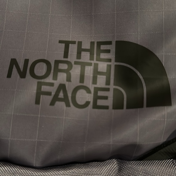 North face gym/crossbody bag - Picture 2 of 7